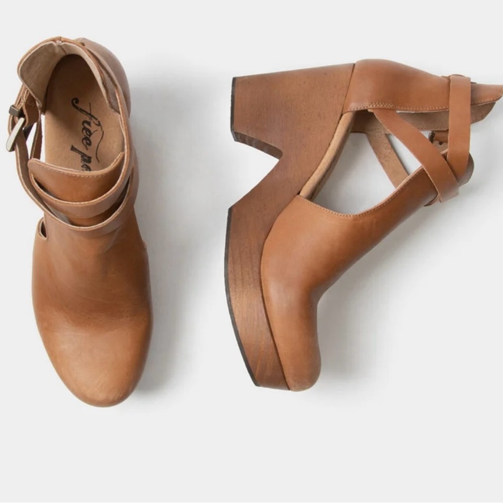 New Never Worn!  Free People Cedar Clogs. Classic leather. Size 39.
